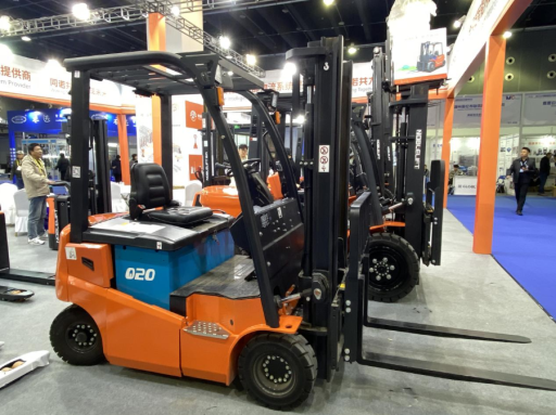 智能装备“向新”记：让机器人打“难工”